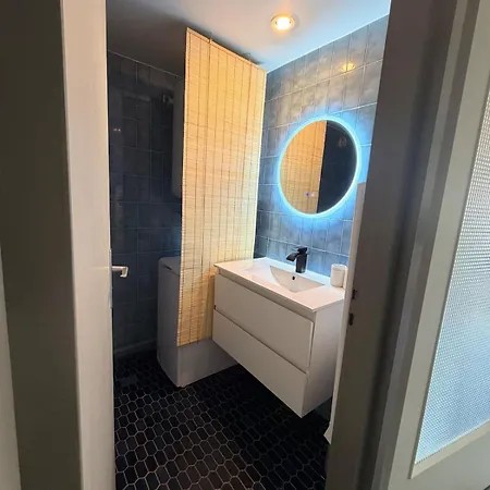 Studio Terrasse Au Port Dhyeres, Piscine, Parking Hyères